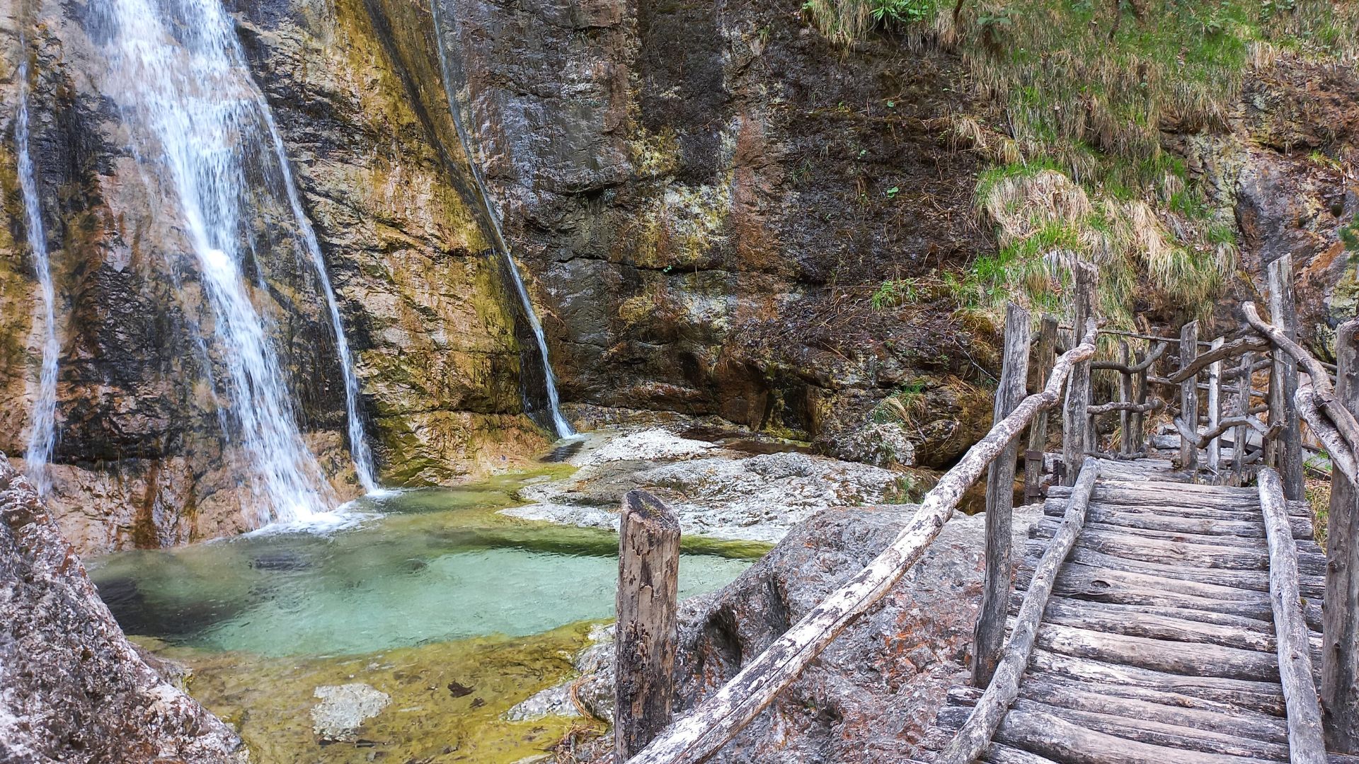 La Val Cordevole tra ospizi, boschi e cascate spettacolari