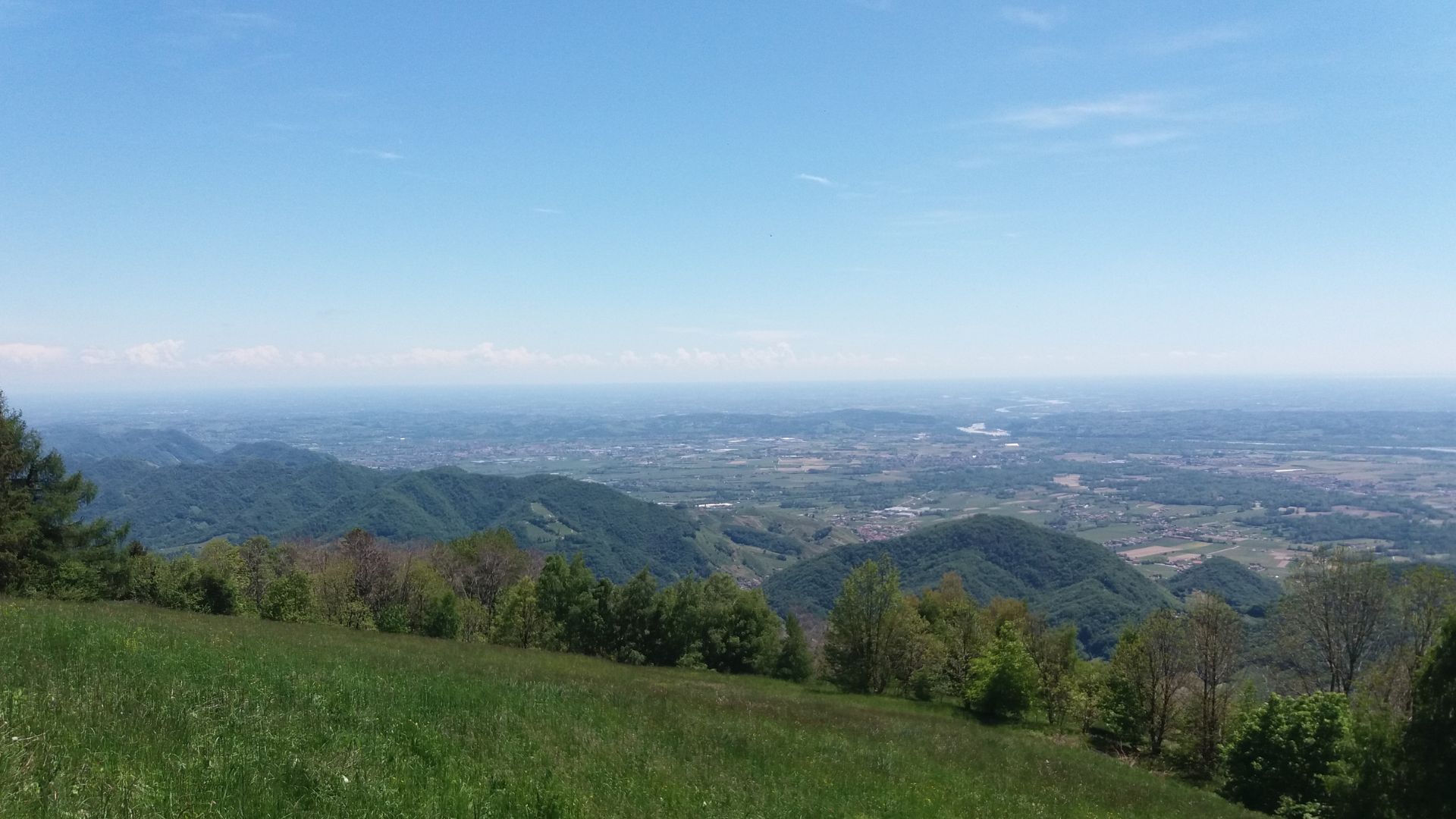 Passeggiata tra i prati fioriti del Monte Cesen