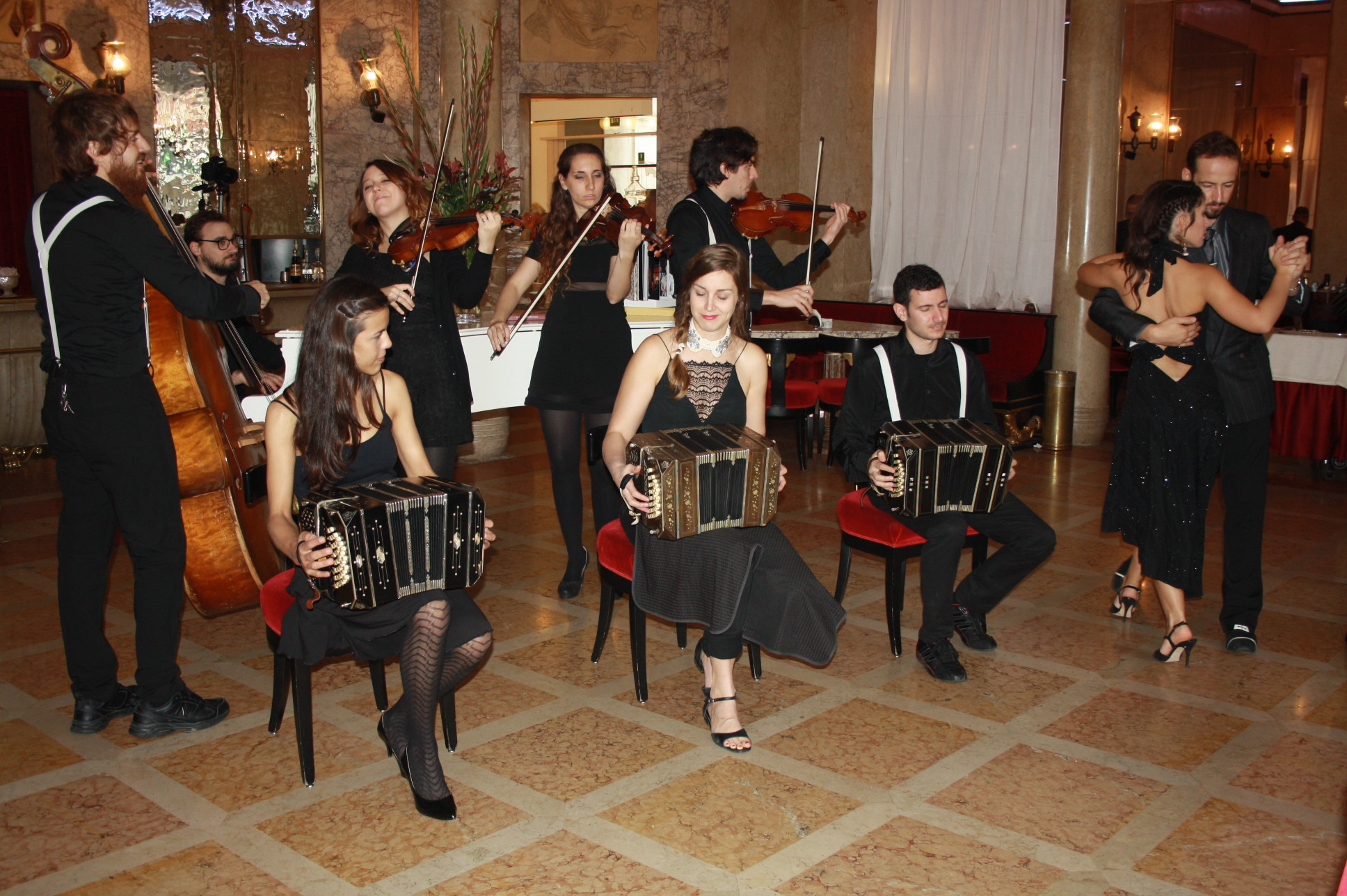 L’Orquesta Tipíca Andariega  ed il marchio vestiti tango paco perez per il video del brno inedito "Remembranza". 
