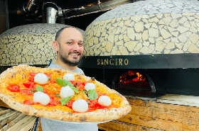 SE NON LA FAI GODI SOLO A METÀ, CIRO PRESENTA LA SUA “PIZZA SCARPETTA”