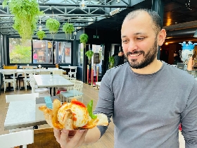 RIVIVE LA “MANO DE DIOS”, CIRO PRESENTA LA PIZZA A FORMA DI MANO DEDICATA A MARADONA 